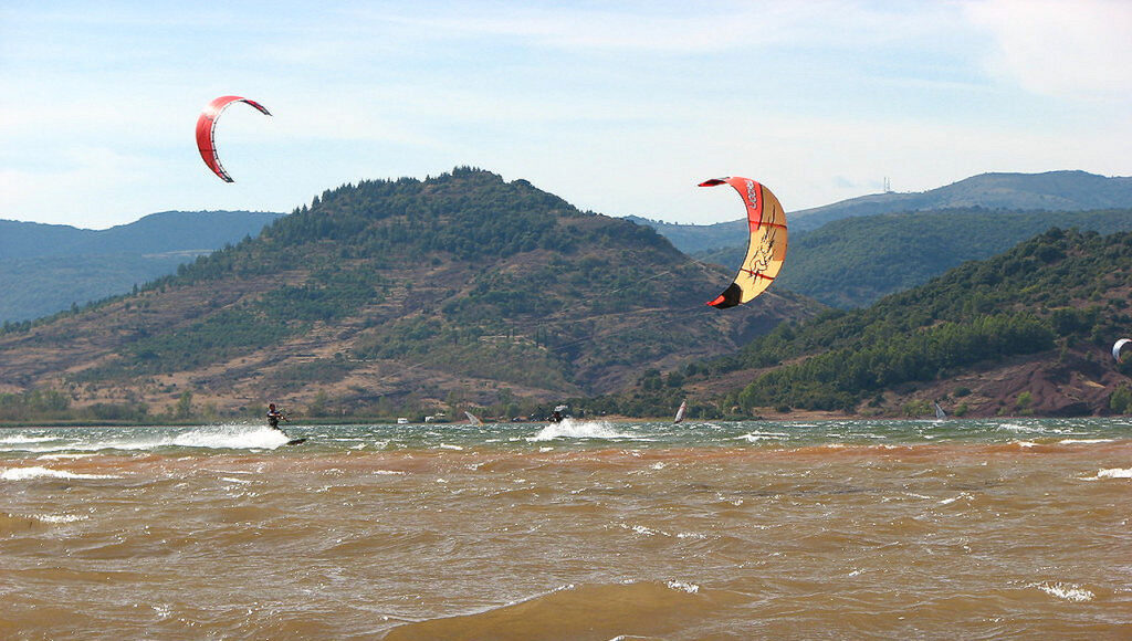 spot de kitesurf lac du salagou a clermont l herault zoomkite